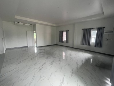 ขายบ้านเดี่ยวพร้อมที่ดิน ทำเลดี ใกล้โลตัสน่าน เพียง 4 นาที!ตั้งอยู่บน :  ตำบลดู่ใต้ อำเภอเมืองน่าน จังหวัดน่านเนื้อที่ดิน: เกือบ 2 งาน (พื้นที่บนโฉนด 194.9 ตร.ว.)พื้นที่สิ่งปลูกสร้างรวม: ประมาณ 300 ตร.มตัวบ้าน: ประมาณ 154 ตร.ม.โรงจอดรถขนาดใหญ่: ประมาณ 146 ตร.ม. (จอดรถได้ 3-4 คัน) พร้อมมีห้องน้ำในตัวภายนอกไฮไลท์และจุดเด่นของบ้าน พื้นที่รอบบ้านเยอะมาก มีสวนข้างบ้านให้พักผ่อน• โ�
