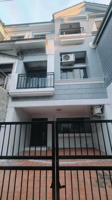 ให้เช่าทาวน์โฮม 3 ชั้น 3 ห้องนอน โครงการ บ้านกลางเมือง รัชดา เหม่งจ๋าย รีโนเวทใหม่ ใกล้ MRT พร้อมอยู่สภาพดี สะอาด พร้อมเข้าอยู่*** ราคาเช่า 36,000 บาท/เดือนติดต่อ:: คุณชยา โทร/ID Line:: 0942823961   Link Line:: https://line.me/ti/p/3xFA1An8Kcรหัส# PR456 ทาวน์โฮม 3 ชั้น โครงการ บ้านกลางเมือง รัชดา เหม่งจ๋าย รีโนเวทใหม่ พร้อมอยู่๐ พื้นที่ใช้สอย 164 ตร.ม.๐ 3 ห้องนอน๐ 4 ห้องน้ำ๐ แอร์ทุกห้อง ๐ มีเตียงและตู้เสื้อผ้า๐ พื้นที่ภาย�