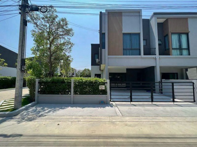 ให้เช่าบ้านใหม่ พลีโน่ สุขุมวิท-บางนา 2 พร้อมเฟอร์ หน้าสวนหลังริม ติด Mega บางนาราคา 40,000 บาทต่อเดือน / สัญญารายปีค่าเช่าล่วงหน้า 1 เดือน ประกันการเช่า 3 เดือนรายละเอียดบ้าน- ขนาด 37.80 ตร.ว- พื้นที่ใช้สอย 132 ตรม.- จำนวน 3 ห้องนอน 3 ห้องน้ำ- จำนวน 2 ชั้น- Digital Door Lock- ครัวฝรั่งในบ้าน ฮูดพร้อมเตา- ตู้เย็น- เครื่องซักผ้า- เครื่องทำน้ำอุ่น- แอร์ 4 ตัว- เพิ่มโซฟา 1 - โต๊ะกินข้าว 1 - เตียงห้องนอนให�