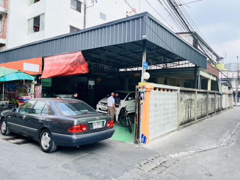 ขายบ้าน 2 ชั้น พร้อมที่ดิน ทำเลทอง สุขุมวิท 49 เขตวัฒนา กรุงเทพมหานคร ที่ตั้ง : สุขุมวิท 49 แขวงคลองตันเหนือ เขตวัฒนา กรุงเทพมหานคร 10110ขนาดพื้นที่ : 80 ตารางวารายละเอียดบ้าน 2 ชั้น พร้อมที่ดิน-3 ห้องนอน-3 ห้องน้ำ-1 ห้องครัว-ห้องมุม ทำเลดี มีความเป็นส่วนตัว-เหมาะสำหรับอยู่อาศัยเอง หรือปรับปรุงเพื่อการลงทุนจุดเด่นทำเล-ทำเลสุขุมวิท 49 ใจกลางย่านสุขุมวิท รายล้อมด้วยแหล่ง�