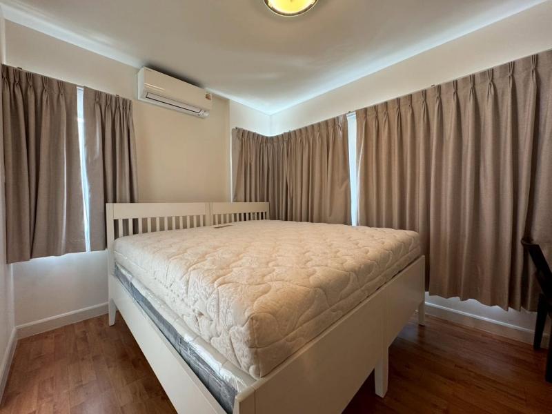 RHT2805ให้เช่าบ้านหมู่บ้านบางกอก บูเลอวาร์ด รัชดา-รามอินทรา 2 ใกล้วงแหวนกาญจนาภิเษก และถนนรัชดา-รามอินทราใกล้รถไฟฟ้าสายสีชมพู สถานีแคราย-มีนบุรี และห้างแฟชั่นไอส์แลนด์พื้นที่ใช้สอย 68.10 ตารางวา และ 234 ตารางเมตร 3 ห้องนอน 3 ห้องน้ำ +1 ห้องแม่บ้าน ที่จอดรถประมาณ 2 คันสนใจติดต่อAgent : คุณเจี๊ยบ 092-851-6969ID Line :keti2522**รับลูกค้าทุกสัญชาติ**ราคาเช่า 45,000 บาท/เดือน ซอย หมู่บ้านบางกอกบูเลอว�