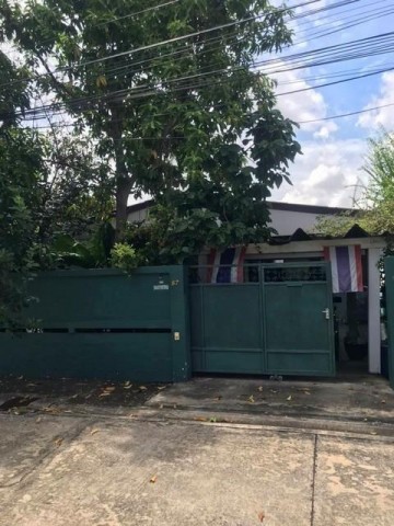 ขายบ้านชั้นเดียว เนื้อที่ 60 ตรว. หมู่บ้านรวมโชค โชคชัยสี่ ซอย 54 ใกล้ Central Eastville, ลาดพร้าว-โชคชัย 4ติดต่อ:: ชยา โทร/ID Line:: 0942823961Link Line:: https://line.me/ti/p/3xFA1An8Kcรหัส# T26-1298บ้านชั้นเดียว หมู่บ้านรวมโชค โชคชัยสี่ ซอย 54o เนื้อที่ 60 ตารางวาo 3 ห้องนอนo 2 ห้องน้ำo ห้องแม่บ้านo ครัวo จอดรถ 1 คันo เดินทางสะดวก เข้าออกได้หลายเส้นทาง เลียบด่วน, ลาดพร้าว-วังหิน, ลาดพร้าว, เกษตร–นวมินทร์,o ใกล้ Central Eastville, ลาดพร้าว-โชคชัย