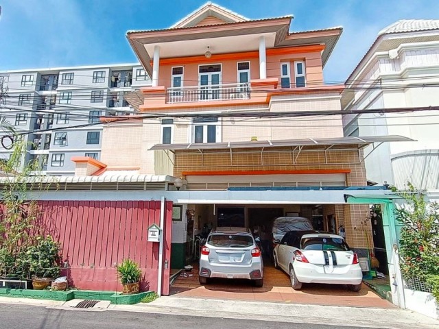 ห้วยขวาง 4นอน MRT สุทธิสาร1.3 กม.  รร.อนุบาลนานาชาติเพรพ 300 ม.ขาย-เช่าบ้านเดี่ยวหรู 3 ชั้น สุทธิสาร 4 น้ำ ใกล้ตลาดจันทร์หุ่นบำเพ็ญ 840 ม ทำเลสงบเป็นส่วนตัว เหมาะสำหรับพักอาศัย จัดเต็มเฟอร์ฯ และเครื่องใช้ไฟฟ้าครบ  ขนาดที่ดิน 79 ตร.ว.พื้นที่ใช้สอย 280 ตร.ม.เชื่อมต่อถนนสายสำคัญหลายเส้นทาง รถไฟฟ้าMRT และทางด่วน เช่า 64,999 บาท/ เดือนHuaiKhwang 4bed MRT Sutthisan 1.3km Luxury 3-story detached house for sale or rent in the Sutthisan-Huai Khwang Features 4bed  4bath. Located in
