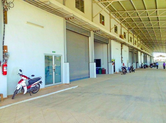 บางขุนเทียน-ชายทะเล16-24 ให้เช่าคลังสินค้า  750 ตร.ม. โกดังพร้อมสำนักงาน  ใกล้ไทยพันธุ์แท้ สะแกงาม 700 ม. 59,998 บาท/เดือน แข็งแรง หลังคาสูงโปร่ง ระบายอากาศดี พื้นรับน้ำหนักได้มาก เหมาะสำหรับจัดเก็บสินค้าหลากหลายประเภท พร้อมพื้นที่จอดรถ และจุดขนถ่ายสินค้ามีหลังคา รถบรรทุกขนาดใหญ่ และรถคอนเทนเนอร์ เข้า-ออกสะดวก ทำเลเชื่อมต่อถนนบางขุนเทียน-ชายทะเล พระราม 2 และบางกระด�