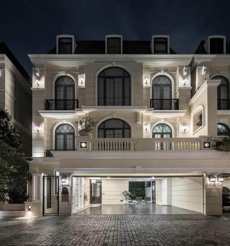 ขาย/ให้เช่าบ้านเดี่ยว สุดหรูใจกลางเอกมัย An Ultra Luxury House in Ekkamai 22ราคาเพียง 85,800,000 บาทเช่าเพียง 520,000 บาท/เดือนประกัน 2 เดือน ล่วงหน้า 1 เดือน  สัญญาขั้นต่ำ 2ปีขนาด49.9 ตารางวา (พื้นที่ใช้สอย 500 ตร.ม.) 3.5 ชั้นขนาด 4 ห้องนอน / 5 ห้องน้ำ / 2 ห้องนั่งเล่น/ Wine Lounge/ ที่จอดรถ 3 คัน / 1 ห้องแม่บ้าน1 ครัวฝรั่งและครัวไทยแยกส่วน/ สระว่ายน้ำหินอ่อน ระบบเกลือ/ ลิฟส่วนตัวของSchindlerHighlight พิเศษของบ้าน- Duplex master bedroom มีแยก His&Her 