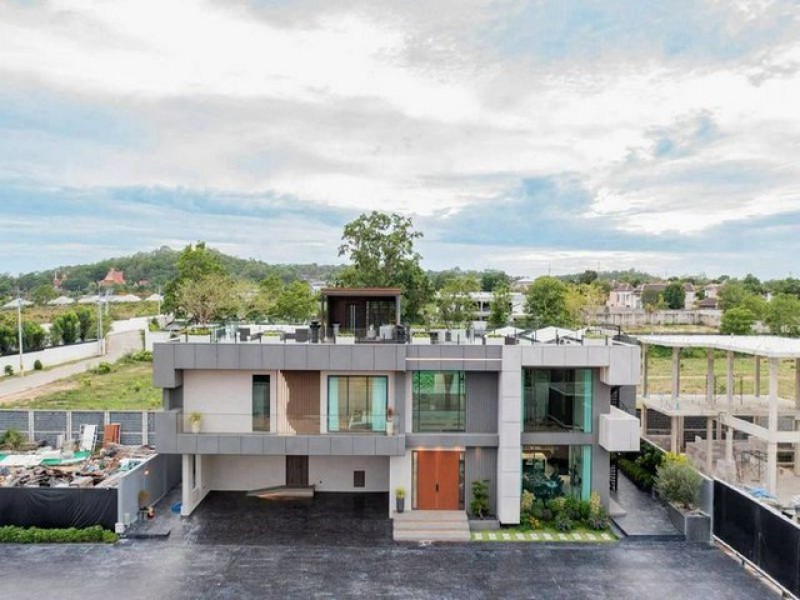 TEL:088-559 5199 คุณเอLine:https://line.me/ti/p/C0eGe0whLXขายพูลวิลล่าสุดหรู Opal Village Pattayaเหมาะสำหรับผู้ที่มองหาบ้านหรูเพื่ออยู่อาศัย หรือการลงทุนระยะยาวในทำเลศักยภาพของพัทยาเปิดจองราคา Pre-Sale เพียง 39,900,000 บาทโครงการ Private Luxury Residence มีเพียง 8 ยูนิตเนื้อที่เริ่มต้น 142 ตารางวาพื้นที่ใช้สอยประมาณ 825 ตารางเมตร5 ห้องนอน 6 ห้องน้ำห้องรับแขก Double Volume เพดานสูงRooftop & Roof Terrace ชมวิวเมืองพัทยาลิฟต์ส่วนตัวภายในบ้านสระว่ายน้�