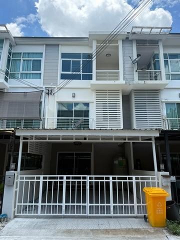 ทาวน์โฮม โครงการเมโทร พระราม 9 ใกล้มหาลัย Stamford 3 ชั้น 3 ห้องนอน 3 ห้องน้ำ เตียงนอนครบ 3 ห้อง(RT1018)ติดต่อAgent : คุณเด่นชัย: 09-8481-8989:06-2839-4747โครงการเมโทร พระราม 9ที่ตั้ง: ถนนคู่ขนานมอเตอร์เวย์ กรุงเทพ-ชลบุรี (ฝั่งขาเข้า) แขวงประเวศ เขตประเวศ กรุงเทพมหานคร 10250ทาวน์โฮม 3 ชั้น 19 ตารางวา 160 ตรม.3 ห้องนอน 3 ห้องน้ำ แอร์ 4 เครื่อง (ครบทุกห้อง) |เครื่องทำน้ำอุ่น 2 เครื่องเตียงนอนครบ 3 ห้อง (6 ฟุต, 5 ฟุต, 3 ฟ�