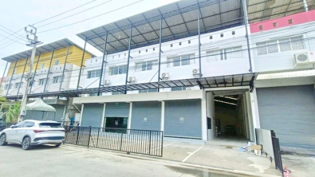 พร้อมโกดัง และพื้นที่ด้านหน้า และด้านหลัง สุวรรณภูมิ กิ่งแก้ว-กาญจนาภิเษก  ให้เช่าโรงงานพร้อมอาคารสำนักงาน 3 ชั้น โซนกิ่งแก้ว 21-29 ใกล้นิคมอุตสาหกรรมอัญธานี 500 ม. และตลาดเจโม 260 ม. ที่ดิน 205 ตร.ว. พื้นที่ใช้สอยรวม 960 ตร.ม.รองรับการขอใบอนุญาต รง.4 เหมาะสำหรับโรงงาน คลังสินค้า และธุรกิจขนส่ง ใกล้ถนนใหญ่ เดินทางสะดวก เชื่อมต่อถนนสายหลัก และมอเตอร์เวย์ได้สะดวก ราคาเช่า
