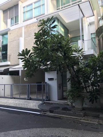 ให้เช่าทาวน์โฮม 3 ชั้น 4 ห้องนอน The Landmark Residence รัชดา-ลาดพร้าว 32 ใกล้ MRT รัชดา ลาดพร้าว *** ราคาเช่า 90,000 บาท/เดือนติดต่อ:: ชยา โทร/ID Line:: 0942823961   Link Line:: https://line.me/ti/p/3xFA1An8Kcรหัส # FF695 ทาวน์โฮมหรู 3 ชั้น โครงการเดอะแลนด์มาร์ค เรสซิเดนซ์ ลาดพร้าว 32๐ หน้าบ้านกว้างประมาณ 7.5 เมตร ๐ ขนาด 50 ตารางวา.๐ พื้นที่ใช้สอย 300 ตรม.๐ 4 ห้องนอน 4 ห้องน้ำ ๐ 1 รับแขก 1 ห้องครัว๐ 5 แอร์  ๐ 2 ที่จอดรถ ๐ ตกแต่งสวยเฟอร์พร้อมอยู่๐ บรรยาก�