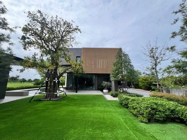 ขายบ้านเดี่ยว Pool villa 420 ตรว. ในสนามกอล์ฟกรีนวัลเล่ย์ บางนา กม. 15 วิวสนามกอล์ฟ ใกล้กรีน+ วิวทะเลสาป ใกล้สนามบินสุวรรณภูมิ*** ราคาพิเศษ 89 ล้านบาท (ลดจาก 97 ล้านบาท) *** ราคาเช่า 420,000 บาท/เดือน ติดต่อ::  ชยา โทร/ID Line:: 0942823961   Link Line:: https://line.me/ti/p/3xFA1An8Kcรหัส# T26-1002บ้านเดี่ยว Pool villa ในสนามกอล์ฟกรีนวัลเล่ย์ บางนา วิวสนามกอล์ฟ ใกล้กรีน+ วิวทะเลสาปo ฮวงจุ้ยดีเยี่ยม อยู่แล้วร่ำรวยอายุยืนo วิวสนามกอล์ฟใกล้ก�