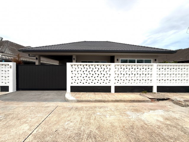 AOM 3192บ้านเดี่ยวสร้างใหม่ ในหมู่บ้าน AREEYA VILLA พัทยา - หนองปรือ ใกล้ สภ.หนองปรือ มีผ่อนตรงกับเจ้าของ พื้นที่ดิน 31.3 ตารางวา 2 ห้องนอน 1 ห้องน้ำ ราคา 3.35 ลบ.   ราคาสินเชื่อกับเงินสด แถมฟรี  ต่อเติมหลังคาจอดรถ เค้าเตอร์ครัว ซิงค์ล้างจาน เตาแก๊ซ ต่อเติมโซนซักล้างหลังบ้าน ค่าโอน + ภาษี 50-50ผ่อนตรงกับเจ้าของเงื่อนไข ดังนี้ ::  ราคา 4,100,000 บาท วางดาวน์ 600,000 บาท ผ่อนเดือนล้ะ 35,000 ต่อปี ดอกเบี้�