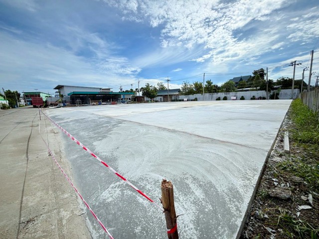 เทพื้นปูนแล้ว ให้เช่า 440ตร.ว สุขุมวิท-แพรกษา CJ More 400 ม.ที่ดินแปลงสวย 1ไร่ 40ตร.ว.  พื้นที่สีเหลือง รูปทรงคางหมู ใกล้ตลาดทรัพย์พัฒนา 1.7 กม.รพ. สถานศึกษา และหน่วยราชการ  ทำเลดี เหมาะทำร้านค้า คาเฟ่ ร้านอาหาร โกดัง ออฟฟิศ ที่จอดรถ หรือกิจการหลากหลายรูปแบบ เข้า-ออกได้หลายทาง 38,999 บาท/เดือน ดีพร้อม แพรกษาconcrete flooring for rent. 440sq.wa. Near Sapphatthana Market 1.7 km. Suitable for shops cafes restaurants warehouses offices parking lots and various businesses. Multiple access routes. Rent 38,999 T
