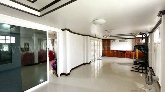 รหัสทรัพย์ : N1687บ้านเดี่ยว กฤษดานคร - แจ้งวัฒนะ&nbsp;บ้านใหญ่ หลังริม ติดสวนสาธารณะ ถูกที่สุดในโครงการที่ตั้ง : ถนนแจ้งวัฒนะ ตำบลบางตลาด อำเภอปากเกร็ด จังหวัดนนทบุรี 11120รายละเอียดทรัพย์- บ้านเดี่ยว 2 ชั้น เนื้อที่ 115 ตารางวา พื้นที่ใช้สอย 350 ตารางเมตร- 8 ห้องนอน, 4 ห้องน้ำ, 1 ห้องครัว, 1 ห้องนั่งเล่น, ที่จอดรถ 4 คัน- มีการต่อเติมพื้นที่ด้านหลังบ้านเพิ่มเติมและด้านข้าง เพิ่ม�