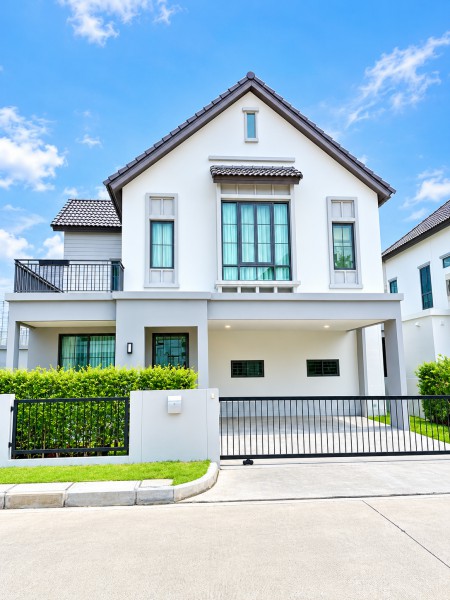 คฤหาสน์ให้เช่า 3นอน 3 น้ำ ในโครงการแสนสิริ ย่านรามคำแหง สไตล์ Modern Farmhouse 2 ชั้น โรงพยาบาลสัตว์กรุงเทพกรีฑา 24ชั่วโมง หน้าหมู่บ้าน 84,998บาท-เดือน ใกล้บิ๊กซี มาร์เก็ต เคหะร่มเกล้า 600 ม.ที่ดิน 56 ตร.ว.พื้นที่ใช้สอย 188 ตร.ม. พร้อมเฟอร์ฯ และเครื่องใช้ไฟฟ้า เหมาะสำหรับพักอาศัย เดินทางสะดวก เชื่อมต่อรามคำแหง ร่มเกล้า และกรุงเทพกรีฑาตัดใหม่ ใกล้ทางด่วนบูรพาวิถี แหล่งช้อปปิ้ง รร.�