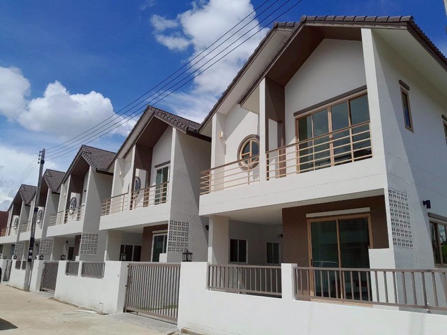 #โซนหางดง ขายเพียง 4.5 ล้าน บ้าน 2 ชั้น #สไตล์โมเดิร์นมินิมอล #ใกล้กาดฝรั่ง บ้านสวยพร้อมอยู่รายละเอียดบ้าน- ที่ดิน 75 ตร.ว.- พื้นที่ใช้สอย 135 ตร.ม.- 3 ห้องนอน- 3 ห้องน้ำ- 1 ห้องครัว- 1 ห้องรับแขก- ที่จอดรถ 1 คัน- เฟอร์นิเจอร์ครบ พร้อมเข้าอยู่- พร้อมแผงโซลาร์เซลล์บ้านใหม่ ฟังก์ชันครบ ตกแต่งพร้อมอยู่ พร้อม แผงโซลาร์เซลล์ ช่วยลดค่าไฟ เหมาะสำหรับครอบครัวที่กำลังมองหาบ้านในทำเล�
