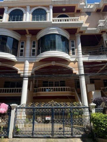ให้เช่าทาวน์เฮ้าส์ 5 ชั้น 400 ตรม. 5 ห้องนอน โครงการ ทองหล่อ คลาสสิคโฮม ซอยทองหล่อ 25 เหมาะทำ Home Office, Airbnb *** ราคาเช่า 55,000 บาท/เดือน ติดต่อ:: ชยา โทร/ID Line:: 0942823961   Link Line:: https://line.me/ti/p/3xFA1An8Kcรหัส# T26-1369 ๐ ทาวน์เฮ้าส์ 5 ชั้น โครงการ ทองหล่อ คลาสสิคโฮม ซอยทองหล่อ 25 ๐ เนื้อที่ 30 ตรว. ๐ พื้นที่ใช้สอย 400 ตรม.๐ 5 ห้องนอน 5 ห้องน้ำ๐ ห้องครัว ตกแต่งทันสมัย ๐ พร้อมตู้เย็นและเครื่องซักผ้า๐ มีที่จอดรถ๐ เดินทางสะดวก �