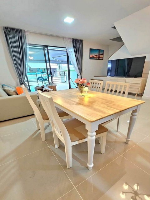 ให้เช่า Townhome 2 ชั้น 3 ห้องนอน พลีโน่ สุขุมวิท-บางนา 2 Pleno Sukhumvit-Bangna 2 ใกล้ Mega บางนา 5 นาที โซนหน้าสวน ใกล้คลับเฮ้าส์ และสระว่ายน้ำ*** ราคาเช่า 35,000 บาท/เดือน  ติดต่อ::  ชยา โทร/ID Line:: 0942823961   Link Line:: https://line.me/ti/p/3xFA1An8Kcรหัส# T26-1373Townhome 2 ชั้น พลีโน่ สุขุมวิท-บางนา 2 Pleno Sukhumvit-Bangna 2 ใกล้ Mega บางนา  ๐ โซนหน้าสวน ใกล้คลับเฮ้าส์ และสระว่ายน้ำ๐ ที่ดิน 17.5 ตร.วา๐ พื้นที่ใช้สอย 106 ตร.ม. ๐ 3 ห้องนอน 2 ห้องน้ำ ๐ 1 ห้องรับแขก  1 ห้องครัวแย�