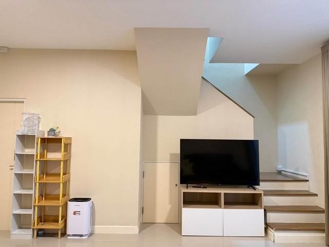ให้เช่าทาวน์โฮม 2 ชั้น 2 ห้องนอน Pleno บางนา วงแหวน เลียบมอเตอร์เวย์ ใกล้เมกะบางนา เฟอร์ครบ พร้อมอยู่ เลี้ยงสัตว์ได้ติดต่อ:: ชยา โทร/ID Line:: 0942823961Link Line:: https://line.me/ti/p/3xFA1An8Kcรหัส# T26-1356ทาวน์โฮม 2 ชั้น Pleno บางนา วงแหวน เลียบมอเตอร์เวย์ ใกล้เมกะบางนา เฟอร์ครบ พร้อมอยู่๐ พื้นที่ 70 ตร.ม.๐ 2 ห้องนอน 2 ห้องน้ำ๐ จอดรถได้ 2 คัน — ในบ้าน 1 คัน / หน้าบ้าน 1 คัน๐ เฟอร์นิเจอร์และเครื่องใช้ไฟฟ้าครบ- TV / โซฟา / ตู้เ