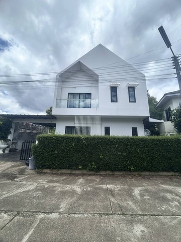 #โซนพืชสวนโลก ให้เช่า 35,000 บาท/เดือน #หนองควาย #หางดง บ้านเดี่ยว 2 ชั้น #สไตล์นอร์ดิก #เฟอร์นิเจอร์ครบ เพดานสูง โปร่งโล่ง อากาศถ่ายเท #ใกล้ไนท์ซาฟารี ใกล้เมือง เดินทางสะดวกเนื้อที่ 59 ตารางวา พื้นที่ใช้สอยประมาณ 200 ตรม.4 ห้องนอน 3 ห้องน้ำ1 ห้องนั่งเล่นโซนรับประทานอาหาร1 ห้องครัวโซนซักล้าง จอดรถได้ 2 คัน (ภายในบ้าน)หลังคาสูง เพดานด้านบนสูง 4 เมตร โล่งสบายไม่ร้อนสนามหญ้า�