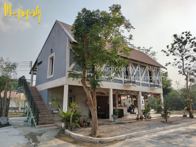 ขายรีสอร์ทวิวภูเขา พร้อมกิจการ จอมบึง ราชบุรี  โฉนด 4 แปลง เนื้อที่ 4 ไร่ 2 งาน 13 ตร.ว. ⛰️ทำเลท่องเที่ยว ติดถ้ำจอมพล ใกล้มหาวิทยาลัยราชภัฏจอมบึง ห่างสวนผึ้งเพียง 30 กม. เดินทางจากกรุงเทพฯ ประมาณ 1.30 ชม. ผ่านมอเตอร์เวย์ M81หน้ากว้างติดถนน ≈ 67 เมตรความลึกเฉลี่ย ≈ 109 เมตรผังเมืองสีชมพู (ที่ดินประเภทชุมชน) ส่วนใหญ่ใช้ทำเกษตรกรรม, ที่อยู่อาศัยที่มีความหนาแน่นต่ำ, โกดังสินค้�
