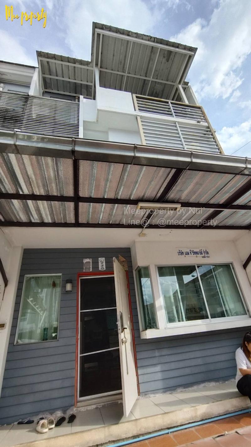 ขายทาวน์โฮม3ชั้น  #แปลงมุม! โครงการบ้านใหม่ 1 ซอยพุทธบูชา 36 ห้ามพลาด!! โอกาสทองที่ไม่ควรปล่อยให้หลุดมือ! บ้านหลังมุมที่มีเสน่ห์และความพิเศษเหนือใคร! พื้นที่: 25.3 ตร.ว.อายุบ้าน: 16 ปี (สร้างปี 2552) แต่เจ้าของดูแลรักษาดีเยี่ยม!พัฒนาโดย บริษัท แลนด์แอนด์เฮ้าส์ จำกัด(มหาชน)ค่าส่วนกลางแค่ 67 บาท/ตร.ว. ราคาสบายกระเป๋า!รายละเอียดบ้าน:ชั้น 1: 1 ห้องโถง + 1 ห้องน้ำชั้น 2: 2 ห้องนอน + 1 ห้อง�