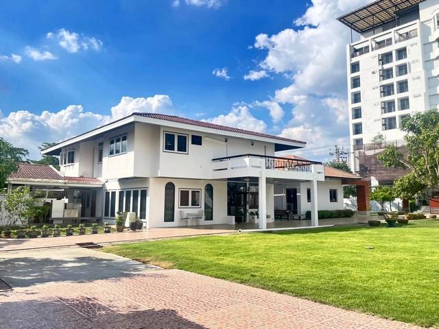 ให้เช่าที่ดินพร้อมสิ่งปลูกสร้าง บ้านเดี่ยว 2 ชั้น ซอยสุขุมวิท 68 ใกล้ BTS อุดมสุข ย่านอุดมสุข เหมาะทำสำนักงานหรือหลายธุรกิจราคาเช่า 250,000 บาท / เดือน ( สัญญาขั้นต่ำ 3 ปี )ที่ตั้ง ถนนสุขุมวิท ซอยสุขุมวิท 68 แขวงบางนาเหนือ เขตบางนา กรุงเทพฯ 10260ติดต่อ : คุณภัสพงณ์ 0634098164Line : deedaa24https://www.facebook.com/profile.php?id=61581484955548เนื้อที่ 1 ไร่ 1 งาน 85 ตารางวา จำนวน 2 ชั้น 5 ห้องนอน 5 ห้องน้ำ 3 ห้องรับแขก 2 ห้อง Pantry 2 ห้องเก็
