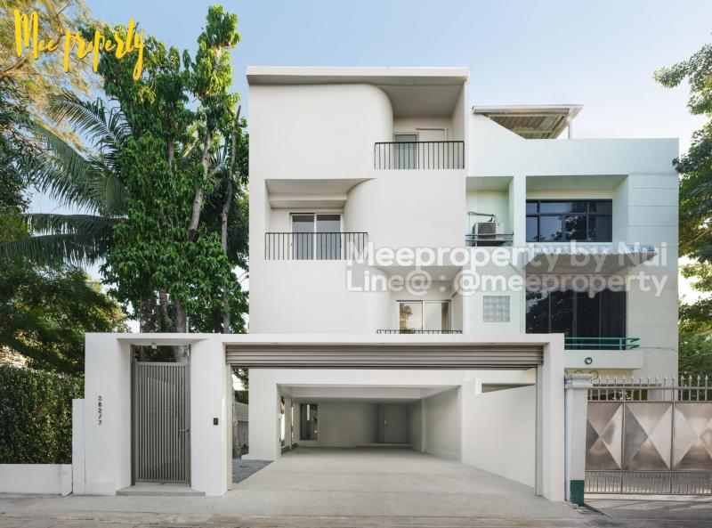 ขาย โฮมออฟฟิศ ซอย รัชดาภิเษก 42#โฮมออฟฟิศถนนรัชดาภิเษก Home Office Full Furnish - ขนาด  63 ตารางวา - พื้นที่ใช้สอย  550 ตารางเมตร - จำนวนชั้น  4 ชั้น**จอดรถ  4 คัน (พร้อมเดินระบบ ชาร์จรถไฟฟ้า)**รายละเอียด- 2 ห้องนอน - 6 ห้องน้ำ- 1 ห้องทำงานใหญ่- 1 ห้องประชุม- 1 ห้องผู้จัดการ- 1 ห้องโถง- 1 ห้องอเนกประสงค์**ติดแอร์พร้อมอยู่อาศัย**อยู่อาศัยได้จริง แยกเป็นสัดส่วนรองรับ พนักงานได้กว่า 20 คนราคาขาย 29,000,000 บาททำ�