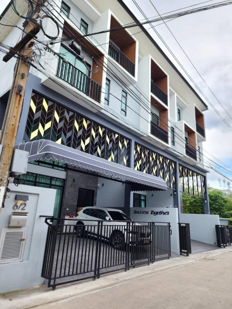 บ้านตกแต่งหรู Luxury Home Office โฮมออฟฟิศ 3 ชั้น ครึ่ง ตกแต่งครบ พร้อมเฟอร์ โครงการ Dimond Ville โชคชัย 4 หลังมุมฝั่งซ้าย &nbsp;(โครงการใหม่) &nbsp;จะเปิดธุรกิจหรือใช้พักอาศัย ไม่ใช่บ้านโครงการ &nbsp; ไม่เสียส่วนกลาง.????️สูง 3 ชั้นครึ่ง พื้นที่อาคาร 300 ตารางเมตร &nbsp;ที่ดิน 37 ตรว. จอดรถได้ 2 คัน (เท่านั้น)​ ไม่ใช่พื้นที่โครงการ ไม่มีค่าใช้จ่ายส่วนกลาง????เดินทางสะดวก***สถานที่พร้อมอยู่อาศัย.➡️เข้าได้