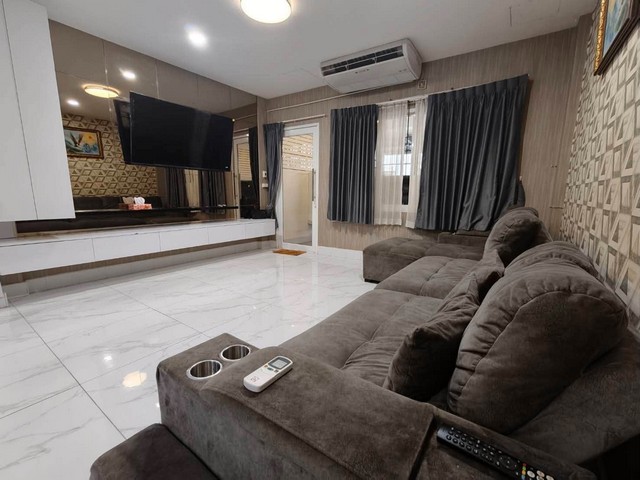 บ้านเดี่ยวให้เช่าย่านสุทธิสาร เหมาะสำหรับผู้ที่ต้องการพื้นที่ใช้สอยขนาดใหญ่และเดินทางด้วยรถไฟฟ้าได้สะดวก ตามข้อมูลเจ้าของอยู่ห่าง MRT สุทธิสารประมาณ 450 เมตรรายละเอียดบ้าน- บ้าน 4 ชั้น- 4 ห้องนอน 3 ห้องน้ำ- 1 ห้องนั่งเล่น- พื้นที่ใช้สอย 320 ตร.ม.- เครื่องปรับอากาศ 5 เครื่องจุดเด่น- ใกล้ MRT สุทธิสาร ตามข้อมูลเจ้าของประมาณ 450 เมตร- อนุญาตให้เลี้ยงสัตว์ได้สิ่งอำนวยความส�