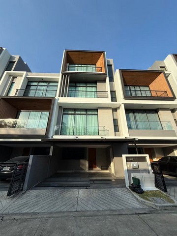 ขาย/ ให้เช่า ทาวน์โฮม 4 ชั้น Nirvana Define Srinakarin–Rama 9 | กรุงเทพกรีฑา บ้านแต่งครบ พร้อมอยู่บ้านตำแหน่งดี การสัญจรหน้าบ้านน้อย บรรยากาศเงียบและเป็นส่วนตัว มุมมองจากตัวบ้านไม่ปะทะบ้านหลังอื่น พร้อม Double Volume สูงประมาณ 6 เมตร ให้พื้นที่ Living โปร่งและโอ่โถงราคาขาย 11 ล้านบาทค่าเช่า 75,000 บาท/เดือน• สัญญาขั้นต่ำ 1 ปีรายละเอียดบ้าน• ที่ดิน 21.20 ตร.ว.• พื้นที่ใช้สอยประมาณ 230 ตร.ม.• 3 ห้องนอน | 4 ห้อ�