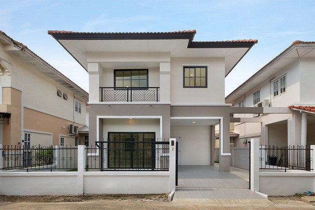 ราคาพิเศษเพียง 3.19 ล้านบาท  บ้านแฝด 2 ชั้น รีโนเวทใหม่ บุรีรมย์ วงแหวน-ปิ่นเกล้า (ซอยวัดพระเงิน) ทำเลดีราคาคุ้ม พร้อมอยู่ พื้นที่ : 37.1 ตร.ว. พื้นที่ใช้สอย : 160 ตร.ม. 3 ห้องนอน 2 ห้องน้ำ ที่จอดรถ 1 คัน บ้านเลขที่ 55/325 ซอย 23 จุดเด่นของบ้าน ตกแต่งใหม่ด้วยวัสดุคุณภาพทั้งหลัง พื้นโรงจอดรถ ปูด้วยกระเบื้องกันลื่น ต่อเติมเคาเตอร์ครัว ฟังก์ชันพร้อมใช้งานจริง มีพื้นที่รอบบ้านสำหรั