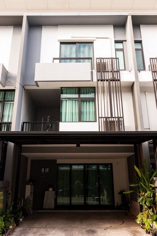 ขาย/ให้เช่า ทาวน์โฮม 3 ชั้น | Plex Residence เกษตร–นวมินทร์ ทาวน์โฮมดีไซน์ทันสมัย หน้ากว้าง 5.5 เมตร ฟังก์ชันลงตัว ทำเลเกษตร–นวมินทร์ เชื่อมต่อถนนหลักและทางด่วนได้สะดวกราคาขาย 6.5 ล้านบาทค่าเช่า 35,000 บาท/เดือน(พร้อมให้เช่าในวันที่ 01 พ.ย. 2569)รายละเอียดบ้าน• ทาวน์โฮม 3 ชั้น• ที่ดิน 21 ตร.ว.• พื้นที่ใช้สอย 190 ตร.ม.• หน้ากว้าง 5.5 เมตร• 3 ห้องนอน | 3 ห้องน้ำ (มีโซนอาบน้ำทุกห้อง)• 1 ห้องรับแขก• 1 �