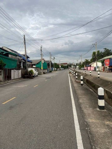 #โซนแม่เหียะ ขาย 6.5 ล้าน 190.2 ตรว. หอพัก + บ้านพักอาศัย ทำเลดี ใกล้ ม.แกรนวิว #ผู้เช่าเต็ม #ติดถนน เดินทางสะดวกพื้นที่รวม 190.2 ตารางวา• หอพัก 6 ห้อง (ผู้เช่าเต็ม/รายเดือน)• บ้านพักอาศัย 1 หลัง (แยกส่วนเป็นสัดส่วน)ราคาขาย 6.5 ล้านบาท (ต่อรองได้)เหมาะสำหรับลงทุนปล่อยเช่าต่อ หรืออยู่อาศัย + มีรายได้ใกล้มหาวิทยาลัย / แหล่งชุมชน / ตลาดแม่เหียะถนนหน้าโครงการกว้าง เข้า-ออกสะดวกตำบล