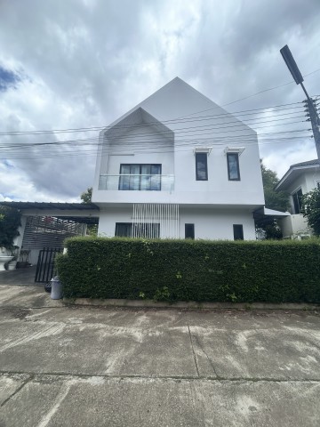 #โซนพืชสวนโลก ให้เช่า 35,000 บาท/เดือน #หนองควาย #หางดง บ้านเดี่ยว 2 ชั้น #สไตล์นอร์ดิก #เฟอร์นิเจอร์ครบ เพดานสูง โปร่งโล่ง อากาศถ่ายเท #ใกล้ไนท์ซาฟารี ใกล้เมือง เดินทางสะดวกเนื้อที่ 59 ตารางวา พื้นที่ใช้สอยประมาณ 200 ตรม.4 ห้องนอน 3 ห้องน้ำ1 ห้องนั่งเล่นโซนรับประทานอาหาร1 ห้องครัวโซนซักล้าง จอดรถได้ 2 คัน (ภายในบ้าน)หลังคาสูง เพดานด้านบนสูง 4 เมตร โล่งสบายไม่ร้อนสนามหญ้า�