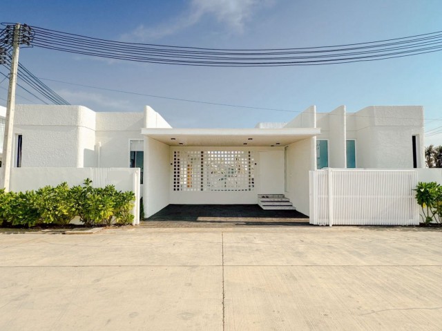Holiday Home Investment! พูลวิลล่า 4 ห้องนอน ใกล้ทะเลปราณบุรี เหมาะพักผ่อนและต่อยอดการลงทุน เลอลีฟซีบีซ หัวหิน-ปราณบุรี.TPI-3528.ที่ตั้ง : โครงการ เลอลีฟ ซีบีช หัวหิน-ปราณบุรี ต.ปากน้ำปราณ อ.ปราณบุรี จ.ประจวบคีรีขันธ์.https://maps.app.goo.gl/E7hWKEXJoYFBMQsS9?g_st=icข้อมูลบ้าน- เนื้อที่ 83.4 ตารางวา - พื้นที่ใช้สอย 300 ตารางเมตร- 4 ห้องนอน / 4 ห้องน้ำ / สระว่ายน้ำ- จุดเด่นตัวบ้าน : ออกแบบสไตล์ Pool Villa/Resort Living ให้ความรู้สึกผ่อนคลาย 