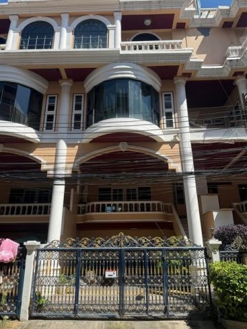 ให้เช่าทาวน์เฮ้าส์ 5 ชั้น 400 ตรม. 5 ห้องนอน โครงการ ทองหล่อ คลาสสิคโฮม ซอยทองหล่อ 25 เหมาะทำ Home Office, Airbnbติดต่อ:: ชยา โทร/ID Line:: 0942823961Link Line:: https://line.me/ti/p/3xFA1An8Kcรหัส# T26-1369๐ ทาวน์เฮ้าส์ 5 ชั้น โครงการ ทองหล่อ คลาสสิคโฮม ซอยทองหล่อ 25๐ เนื้อที่ 30 ตรว.๐ พื้นที่ใช้สอย 400 ตรม.๐ 5 ห้องนอน 5 ห้องน้ำ๐ ห้องครัว ตกแต่งทันสมัย๐ พร้อมตู้เย็นและเครื่องซักผ้า๐ มีที่จอดรถ๐ เดินทางสะดวก๐ สามารถทำธุรกิจได้ เหมาะ�