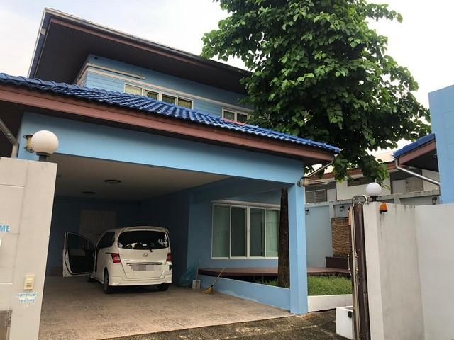 ขาย - ให้เช่าบ้านเดี่ยว 2 ชั้น 103 ตรว. ซอยพัฒนาการ 52 ใกล้รถไฟฟ้าสถานีหัวหมาก รีโนเวทตกแต่งพร้อมอยู่ติดต่อ:: ชยา โทร/ID Line:: 0942823961Link Line:: https://line.me/ti/p/3xFA1An8Kcรหัส # T26-1367บ้านเดี่ยว 2 ชั้น ซอยพัฒนาการ 52 ใกล้รถไฟฟ้าสถานีหัวหมาก และมอเตอร์เวย์พระราม 9๐ ขนาด 103 ตร.ว๐ 4 ห้องนอน๐ 3 ห้องน้ำ๐ ห้องนั่งเล่น ห้องกินข้าว ห้องครัว๐ 1 ห้องแม่บ้าน + ห้องน้ำแม่บ้าน๐ ห้องอเนกประสงค์หน้าบ้าน๐ รีโนเวทพร้อมตกแ�