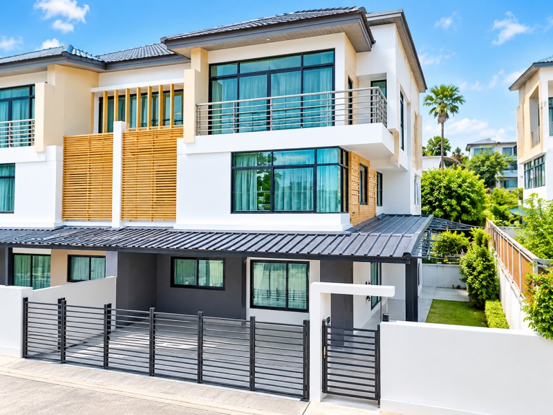โฮมออฟฟิศบ้าน 3 ชั้นให้เช่า 5นอน MRT บางรักใหญ่ 600 ม.ราชพฤกษ์ บางรักน้อย  4 น้ำ ใกล้ดีไซน์วิลเลจ ราชพฤกษ์ 500 ม.ที่ดิน 36 ตร.ว.พื้นที่ใช้สอย 255 ตร.ม.วิวสวน มีสนามหญ้าข้างบ้าน จอดรถได้หลายคัน เหมาะสำหรับอยู่อาศัย และเปิดสำนักงาน จดทะเบียนธุรกิจได้ เดินทางสะดวก เชื่อมต่อถนนหลักหลายสาย ใกล้รถไฟฟ้า MRT รถตู้ และรถโดยสารประจำทาง 25,999 บาทต่อเดือนdetached home office for rent 5bed 3-story MRT BangRakYai 600m. Ratchaphruek-Bang Rak Noi 