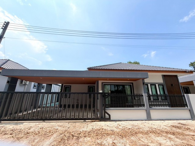 AOM 3211บ้านเดี่ยวให้เช่า  ชั้นเดียว ห้วยใหญ่ บางละมุง พัทยา ชลบุรี32,000 ห้วยใหญ่ 3 ห้องนอน  3 ห้องน้ำ 1 ห้องนั่งเล่น 1 ห้องครัว เฟอร์นิเจอร์ครบ ประกัน 2 เดือน + ล่วงหน้า 1 เดือน ติดต่อขอรูปและรายละเอียดเพิ่มเติม  สนใจนัดชมสถานที่จริงContact  TEL/LINE คุณต๋อม 081-925-2443          TEL/LINE        086-542-7078WhatsApp : +66 81 925 2443อสังหาริมทรัพย์ ยินดีรับฝากขาย-เช่า อสังหาริมทรัพย์ทุกชนิด