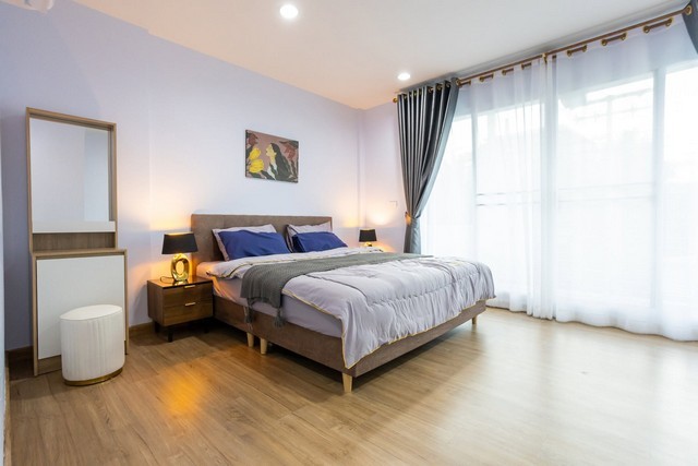 RT02299 ทาวน์โฮม บ้านกลางเมือง ลาดพร้าว 71 ขนาด 21 ตร.ว 3 ห้องนอน  3 ห้องน้ำ ตกแต่งครบ พร้อมอยู่ บ้านกลางเมือง ลาดพร้าว 71ที่ตั้ง  ซ. นาคนิวาส 34 แขวงลาดพร้าว ลาดพร้าว กรุงเทพมหานคร 10230ทาวน์โฮม 21 ตารางวา 165 ตารางเมตร 3 ชั้น 3 ห้องนอน  3 ห้องน้ำ เฟอร์นิเจอร์ เครื่องใช้ไฟฟ้าจัดเต็มที่จอดรถ 2 คันราคาเช่า ค่าเช่า 38,000 บาท/เดือนBaan Klang Muang Lat Phrao 71Location: Soi Nak Niwat 34, Lat Phrao Subdistrict, Lat Phrao District, Bangkok 10230Townhome: 21 square wah (approx. 84 sq.m. of land), 165 squa