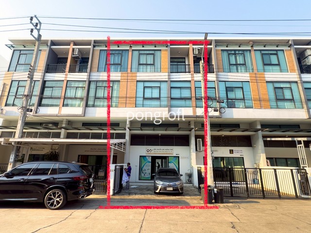 โฮมออฟฟิศใหม่ ฟังก์ชันครบ พร้อมทำธุรกิจ | Trio Romklao – ทรีโอ ร่มเกล้าแบบ TRIPLUS โฮมออฟฟิศ 3 ชั้นครึ่ง มีชั้นลอย จาก ธารารมณ์ เอสเตทราคาเพียง 4,799,999 บาทรายละเอียดโครงการที่ดินเริ่มต้น 22.30 ตร.ว.พื้นที่ใช้สอยขนาดใหญ่ 219 ตร.ม.โฮมออฟฟิศ 3 ชั้นครึ่ง (มีชั้นลอย)3 ห้องนอน3 ห้องน้ำ2 ห้องทำงาน แยกสัดส่วน1 ห้องครัวจอดรถในบ้าน 2 คัน และหน้าบ้านได้อีก 2 คันตอบโจทย์ทั้งอยู่อาศัยและทำธุรกิจออก