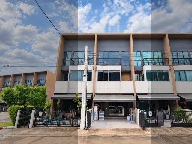 ขายหมู่บ้าน บ้านกลางเมือง ลาดพร้าว-เสรีไทยทาวน์โฮมแนวคิดใหม่ เพื่อครอบครัวสมัยใหม่ พื้นที่ที่เน้นฟังก์ชันที่ใช้งานได้จริง มาพร้อมกับ Flexible Wall และ Double space Pocket Garden ทำให้บ้านสอดแทรกพื้นที่สีเขียว รู้สึกผ่อนคลายอย่างเต็มที่ เหมาะกับครอบครัวเล็ก -------------------จุดเด่น: หมู่บ้านนี้มีลูกบ้านอาศัยอยู่มากถึง 99% ต้นไม้เยอะ เจ้าของอยู่เองไม่เคยปล่อยเช่าบ้านจึงไม่โทรม บ้านเล�