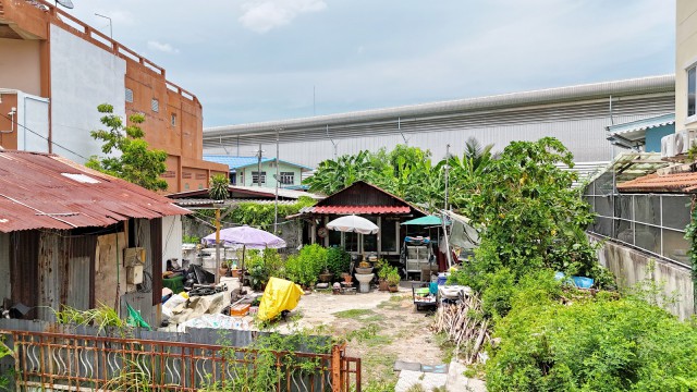 บางมด BigC สุขสวัสดิ์ 492ม. โฮมโปรสุขสวัสดิ์  แยกพระประแดง 800 ม. 176ตร.วา. 704ตรม.  ให้เช่า-ขายที่ดินเปล่า ทำเล ใกล้ตลาดพระประแดงอาเขต 800 ม.  มีความเป็นส่วนตัว เหมาะสำหรับทำพื้นที่พักสินค้า โกดังขนาดเล็ก หรือบ้านพักคนงาน เดินทางสะดวก  ใกล้โฮมโปรสุขสวัสดิ์ สถานศึกษา รพ.ทำเลเชื่อมต่อถนนสุขสวัสดิ์ และเส้นทางวงแหวนอุตสาหกรรมได้สะดวก  22,999 บาท/เดือนBangMod Big C Suksawat 492m HomePro Suksawat Filled land for rent or sale 176s