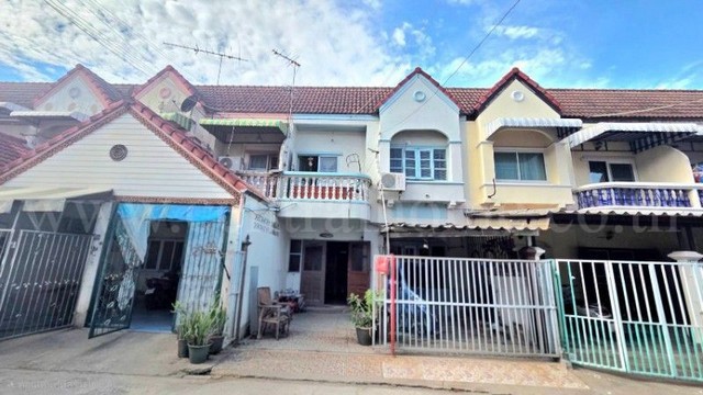 รหัสทรัพย์ : 7578ทาวน์เฮ้าส์ 2 จอดในบ้าน บางเขน พหลโยธิน 54ที่ตั้ง :&nbsp;พหลโยธิน 54/1 แขวงคลองถนน เขตสายไหม กรุงเทพมหานคร 10220รายละเอียดทรัพย์- ทาวน์เฮ้าส์ 2 ชั้น เนื้อที่ 21.1 ตารางวา พื้นที่ใช้สอย 110 ตารางเมตร- 4 ห้องนอน, 2 ห้องน้ำ, 1 ห้องครัว, 2 ที่จอดรถในบ้าน-&nbsp;ทำเลดี เดินทางสะดวก เข้า-ออกได้หลายเส้นทางสถานที่และทำเลใกล้เคียง- รถไฟฟ้าสายสีเขียว (BTS) สถานีสะพานใหม่&nbsp;- บิ๊กซี สะพาน�