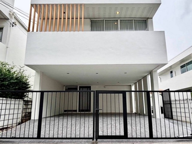 ให้เช่าบ้านเดี่ยวพร้อมสระว่ายน้ำ 80 ตรว. 4 ห้องนอน คอร์ทยาร์ด วิลล่า พระราม 9-วงแหวน Courtyard Villa Rama 9-Wongwaen ใกล้สนามบินสุวรรณภูมิ *** ราคาเช่า 80,000 บาท/เดือน ติดต่อ:: ชยา โทร/ID Line:: 0942823961   Link Line:: https://line.me/ti/p/3xFA1An8Kcรหัส# T26-1382 บ้านเดี่ยว 2 ชั้น คอร์ทยาร์ด วิลล่า พระราม 9-วงแหวน Courtyard Villa Rama 9-Wongwaen ใกล้สนามบินสุวรรณภูมิ  ๐ ขนาดที่ดิน 80 ตร.ว.๐ พื้นที่ใช้สอย 340 ตร.ม.๐ 4 ห้องนอน 4 ห้องน้ำ๐ 2 ห้องนั่งเล่น๐ 1 ห้องแม่บ้าน + ห้อ�