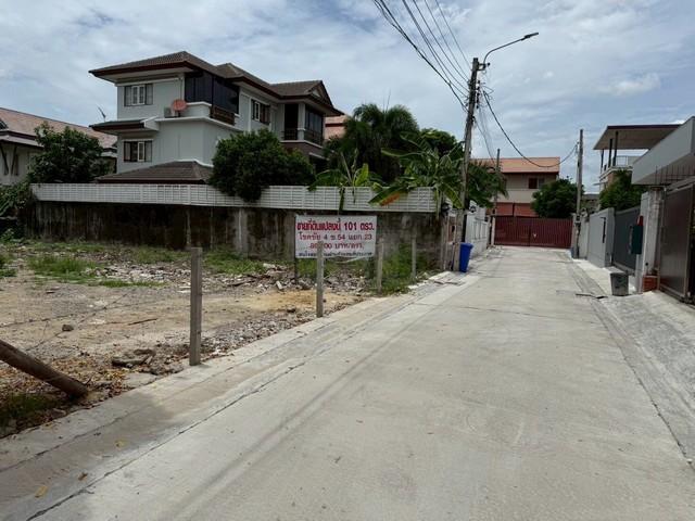 ขายที่ดินถมแล้ว ถนนโชคชัย 4 ซอย 54 แยก 23 เหมาะสร้างบ้านหรือทำโกดังราคาขาย 8,585,000 บาท (85,000 บาท/ตารางวา) ( โอนคนละครึ่ง )ที่ตั้ง ถนนโชคชัย 4 ซอย 54 แยก 23 แขวงลาดพร้าว เขตลาดพร้าว กรุงเทพมหานคร 10230ติดต่อ : คุณภัสพงณ์ 0634098164Line : deedaa24https://www.facebook.com/profile.php?id=61581484955548เนื้อที่ 101 ตารางวา หน้ากว้าง 16 × 25 เมตร (โดยประมาณ) ถนนหน้าที่ดินกว้าง 6 เมตรจุดเด่นที่ดินถมแล้ว สภาพแวดล้อมดีมาก ถนนกว้าง อยู่ระหว่างบ้า�