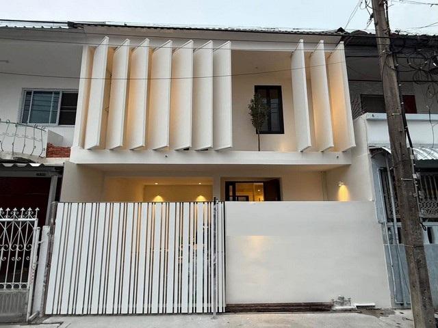 ขายทาวน์โฮม 2 ชั้น สไตล์ Modern Minimal ลาดพร้าว 41 พร้อม Skylight และ Courtyard กลางบ้านราคาขาย 4,790,000 บาท ( ปรับจาก 5,490,000 บาท )ที่ตั้ง ถนนลาดพร้าว ซอยลาดพร้าว 41 แขวงจันทรเกษม เขตจตุจักร กรุงเทพมหานคร 10900ติดต่อ : คุณภัสพงณ์ 0634098164Line : deedaa24https://www.facebook.com/profile.php?id=61581484955548พื้นที่ใช้สอย 144 ตารางเมตร จำนวน 2 ชั้น 3 ห้องนอน 2 ห้องน้ำจุดเด่นดีไซน์ Modern Minimal เน้นความโล่ง โปร่ง สบาย ให้ความเป็นส่วนตัวแม้อยู่ใจกลางเมืองมีช่อ�