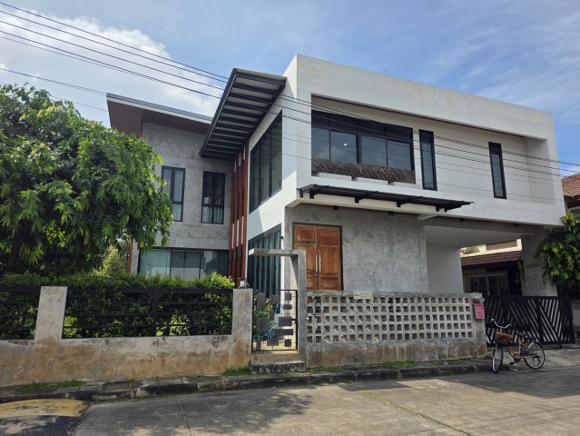 บ้านให้เช่า 28,000 บาท/เดือน #สันผีเสื้อ บ้านกว้างขวาง ใกล้ #NIS International School เหมาะสำหรับครอบครัวและผู้ที่มองหาบ้านเช่าระยะยาว!รายละเอียดบ้าน- ที่ดิน 86.7 ตารางวา- พื้นที่ใช้สอยรวมที่จอดรถ 240 ตร.ม.- 3 ห้องนอน- 4 ห้องน้ำ- 1 ห้องแต่งตัว- 1 ห้องพระ / ห้องอเนกประสงค์- 2 ห้องครัว แยกครัวในบ้านและครัวนอกบ้าน- 2 ห้องเก็บของ- 1 ห้องซักผ้า- มีพื้นที่จอดรถสถานที่ใกล้เคียง- NIS International School — อยู่ด้านหลั�