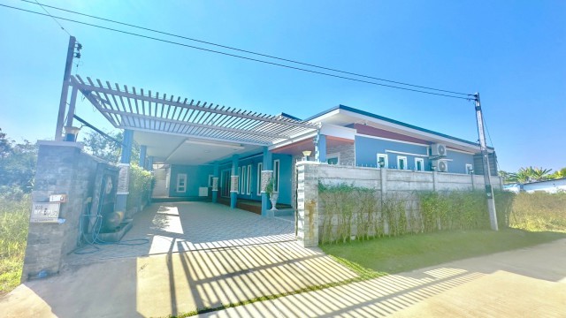 ปตท. หนองรีหู 800 ม.สามพร้าว ให้เช่าบ้านเดี่ยวชั้นเดียวหรู หลังใหญ่ 3 นอน 3 น้ำ ใกล้ม.ราชภัฏสวนสุนันทา 1 กม.เนื้อที่ 88 ตร.ว.พื้นที่ใช้สอย 350 ตร.ม.บรรยากาศสงบร่มรื่น ปลอดภัย จัดเต็มเฟอร์ฯ เหมาะสำหรับครอบครัวที่ต้องการพื้นที่พักอาศัยกว้างขวาง และเป็นส่วนตัว ทำเลใกล้ตลาด สถานศึกษา รพ. เดินทางเข้าเมืองได้สะดวกรวดเร็ว  14,999 บาท/เดือนLuxury single-story detached house for rent located 800 m. from the Nong Ri-Sam Phrao road. The property f