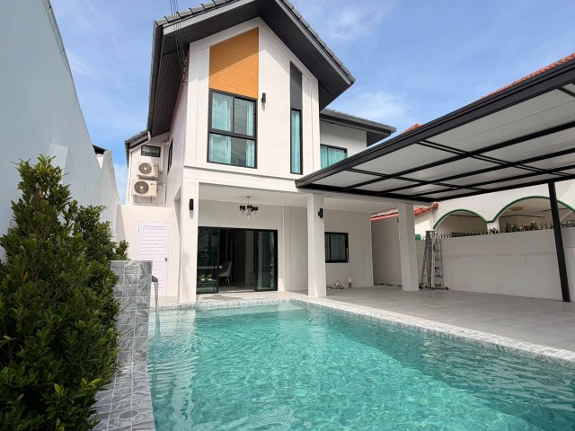 AOM 3216Pool Villa 2 ชั้น ซอยเขาตาโล 8 ทำเลใจกลางเมือง น้ำไม่ท่วม 4 ห้องนอน 4 ห้องน้ำ 55 ตรว.ที่จอดรถในบ้าน 2 คัน สระระบบเกลือ ใกล้ถนนสุขุมวิท ใกล้ห้างสรรพสินค้า รีโนเวทใหม่ทั้งหลัง ระบบน้ำระบบไฟ 3 เฟสใหม่ทั้งหลังราคา 6.99 ล้านบาทพร้อมชุดตู้โชว์ชั้นวางทีวีบิ้วอินชุดโซฟา(ปรับเป็นเตียงนอนขนาดใหญ่ได้)ประตูรั้วรีโมท+สั่งงานออนไลน์ผ่านมือถือแอร์ 6 เครื่อง Smart TV  2  เครื่อง 65 นิ้ว กับ 55